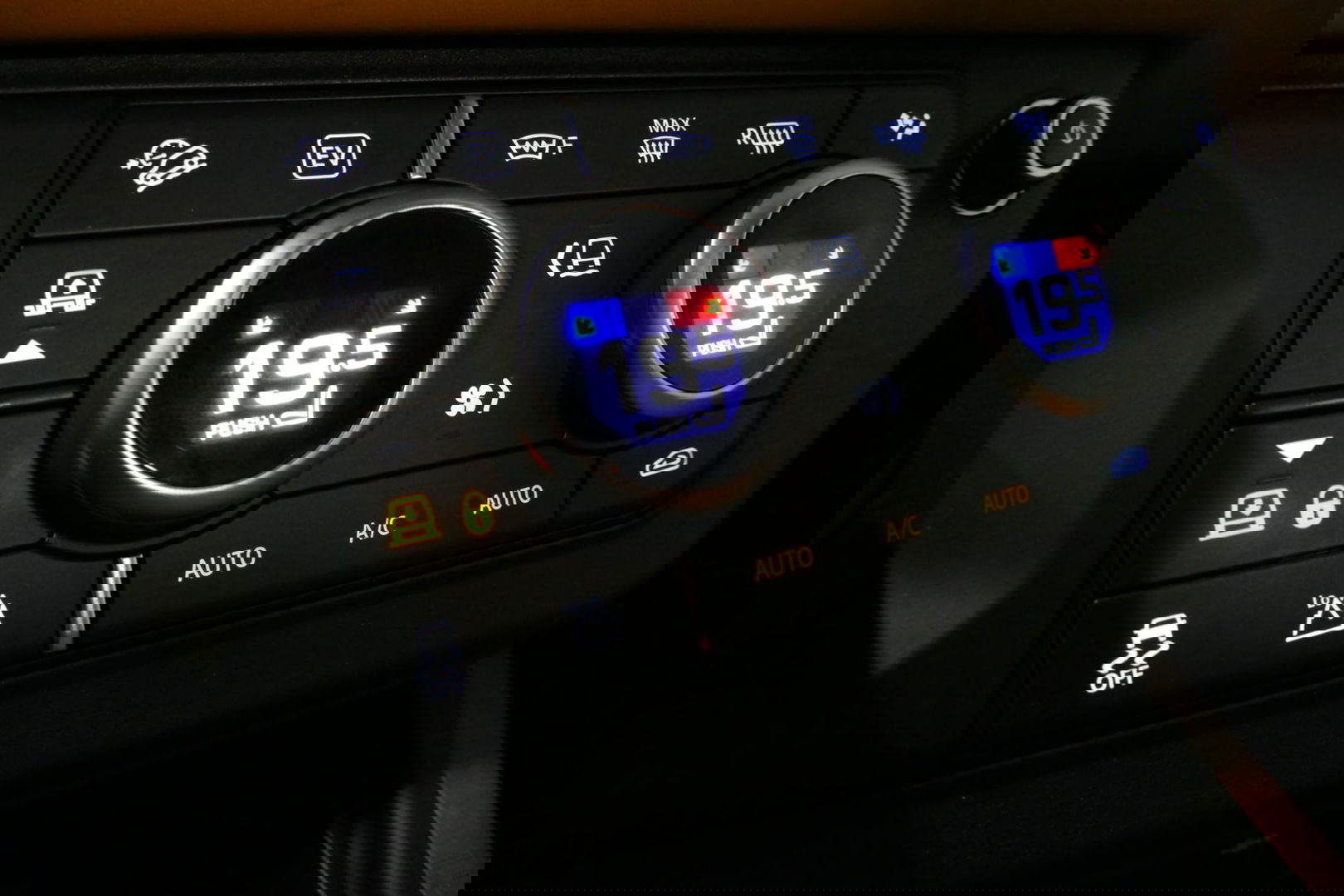 Land Rover Defender 110 2.0 P400e 110 X / Panoramadak / Elektr. verstelbare voorstoelen + memory / Matrix LED / Rondomzichtcamera / HUD / Koelkast in armleuning / Head-up / Apple Carplay - Android Auto / Stoelkoeling & verwarming / Luchtvering / Meridian Surround Sound / Ele