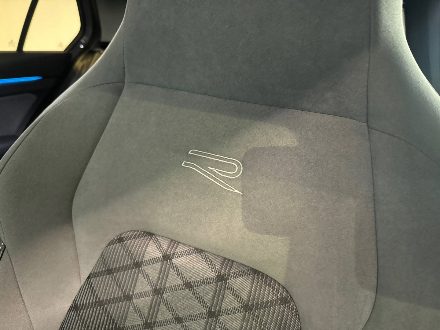 Volkswagen Golf 1.5 eTSI R Line Pano|HuD|H/K|Keyles|IQ|Camera