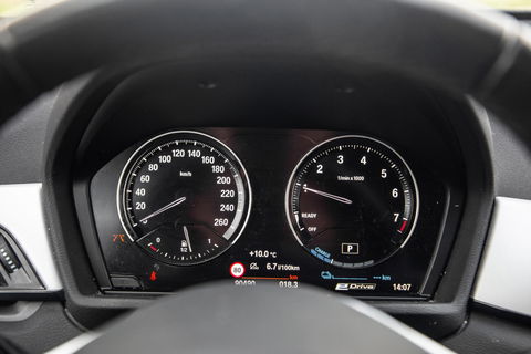 BMW X1 xDrive25e Executive CAMERA / CARPLAY / HEAD UP DISPLAY / LEDER / LED / CRUISE CONTROLE / STOELVERWARMING