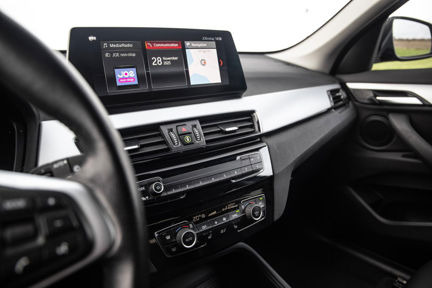 BMW X1 xDrive25e Executive CAMERA / CARPLAY / HEAD UP DISPLAY / LEDER / LED / CRUISE CONTROLE / STOELVERWARMING