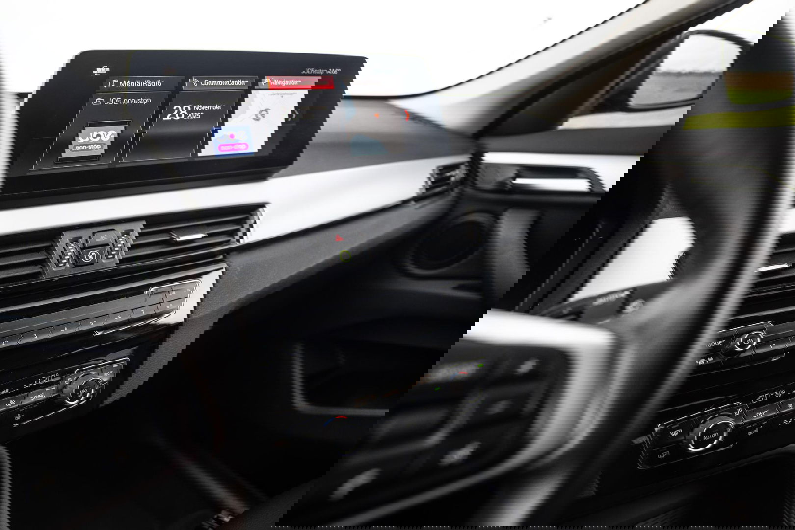 BMW X1 xDrive25e Executive CAMERA / CARPLAY / HEAD UP DISPLAY / LEDER / LED / CRUISE CONTROLE / STOELVERWARMING