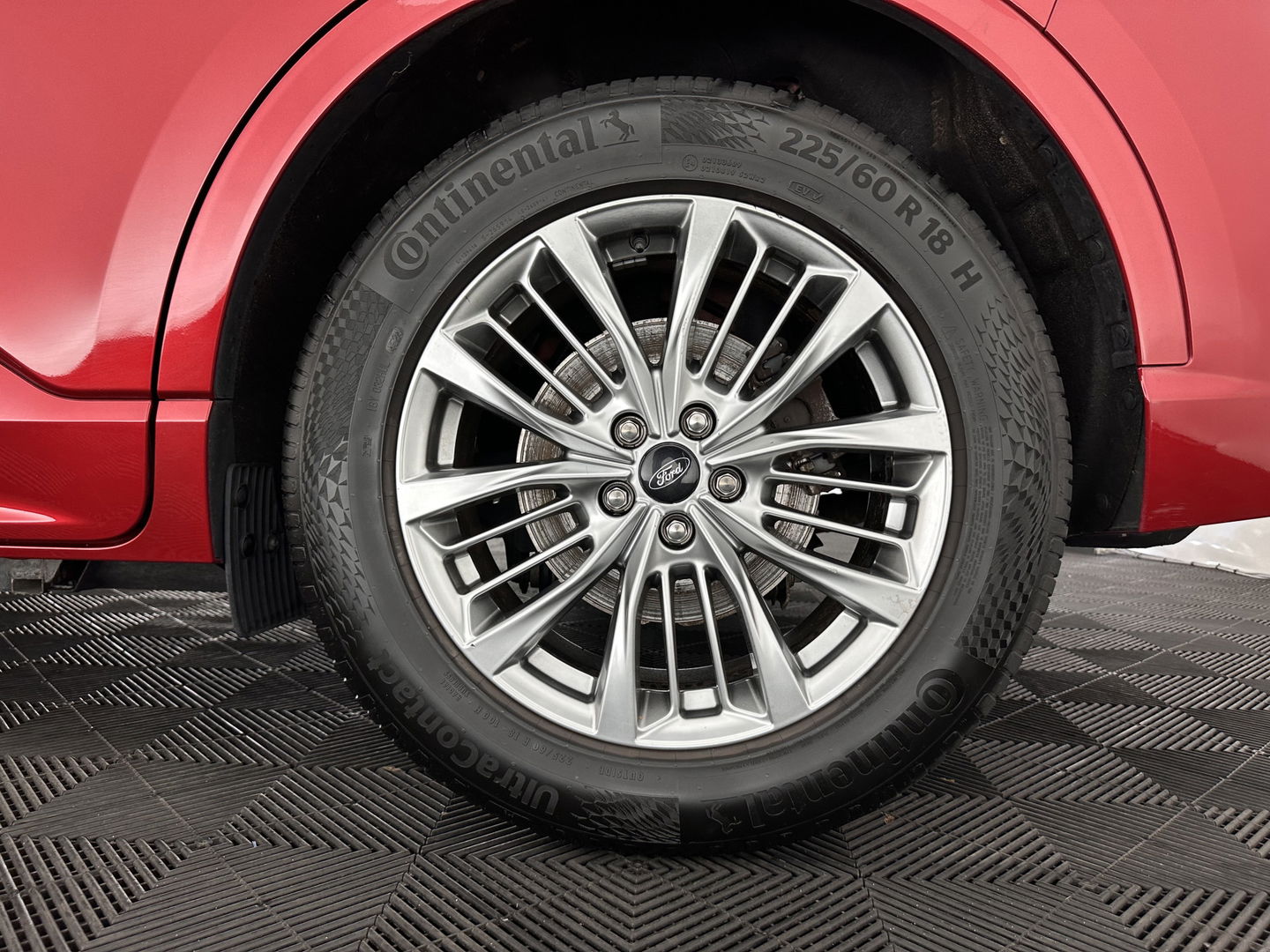 Ford Kuga 2.5 PHEV Vignale (Plug-In) (INCL-BTW) Aut. *LEATHER | DIGI-COCKPIT | FULL-LED | KEYLESS | CAMERA | DAB | CARPLAY | NAVI-FULLMAP | MEMORY-PACK | HEATED-COMFORTSEATS | PRIVACYGLASS | TOWBAR | LANE-ASSIST | 18''ALU*