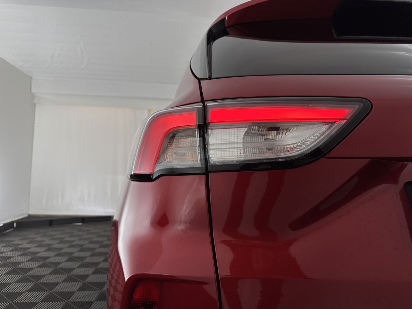 Ford Kuga 2.5 PHEV Vignale (Plug-In) (INCL-BTW) Aut. *LEATHER | DIGI-COCKPIT | FULL-LED | KEYLESS | CAMERA | DAB | CARPLAY | NAVI-FULLMAP | MEMORY-PACK | HEATED-COMFORTSEATS | PRIVACYGLASS | TOWBAR | LANE-ASSIST | 18''ALU*