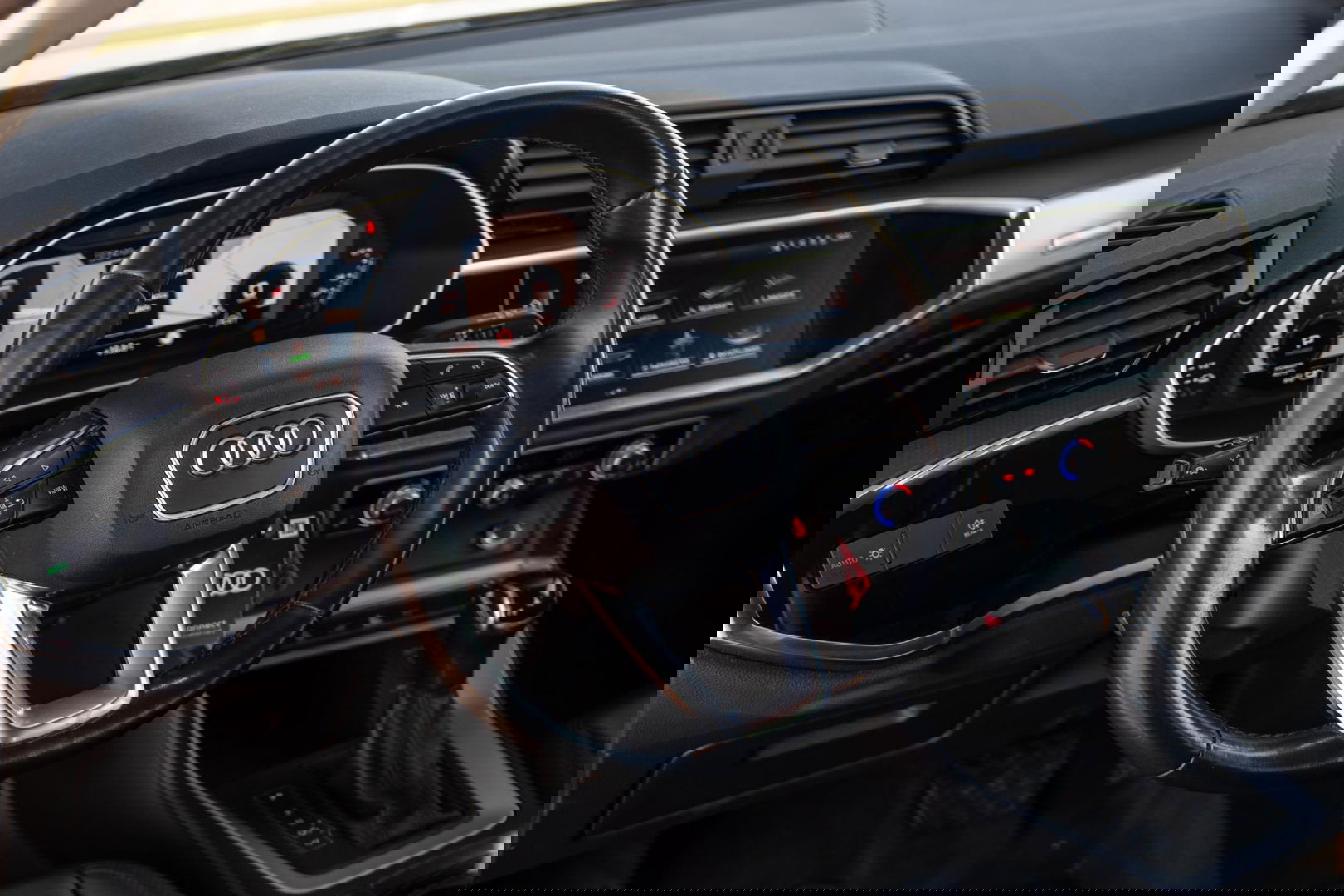 Audi Q3 45 TFSI e edition AUTOMAAT / PLUG IN HYBRID / STOELVERWARMING / LEER / VIRTUAL COCKPIT / CRUISE CONTROLE / DEALER ONDERHOUDEN