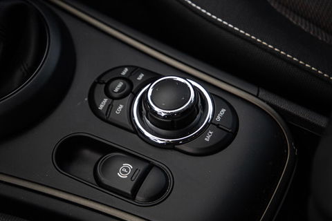 MINI Countryman 1.5 Cooper S E ALL4 Essential CAMERA / NAVI / CARPLAY / AIRCO / ZWART / STOELVERWARMING