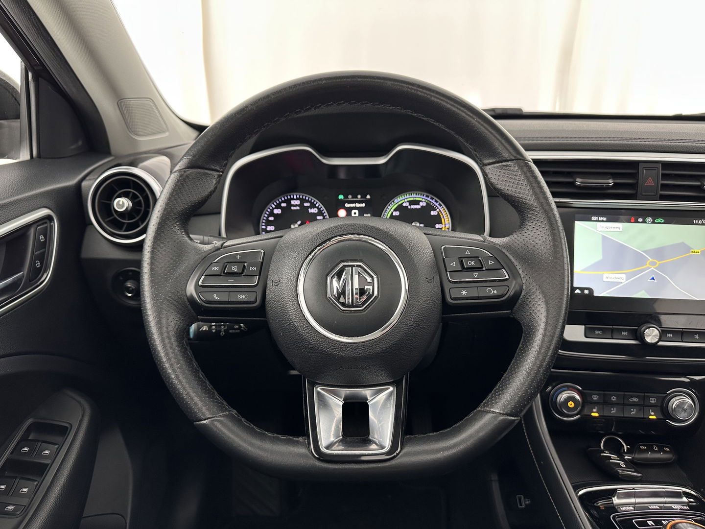 MG ZS EV Luxury 45 kWh {SOH-90%} (INCL-BTW) Aut. *PANO | LEATHER | CCS-FASTLOADER | KEYLESS | NAVI-FULLMAP | ADAPTIVE-CRUISE | CAMERA | HEATED-SPORTSEATS | CARPLAY | BLINDSPOT | DAB | LANE-ASSIST | 17''ALU*