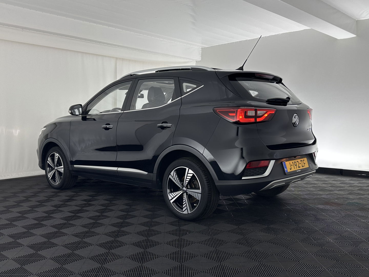 MG ZS EV Luxury 45 kWh {SOH-90%} (INCL-BTW) Aut. *PANO | LEATHER | CCS-FASTLOADER | KEYLESS | NAVI-FULLMAP | ADAPTIVE-CRUISE | CAMERA | HEATED-SPORTSEATS | CARPLAY | BLINDSPOT | DAB | LANE-ASSIST | 17''ALU*