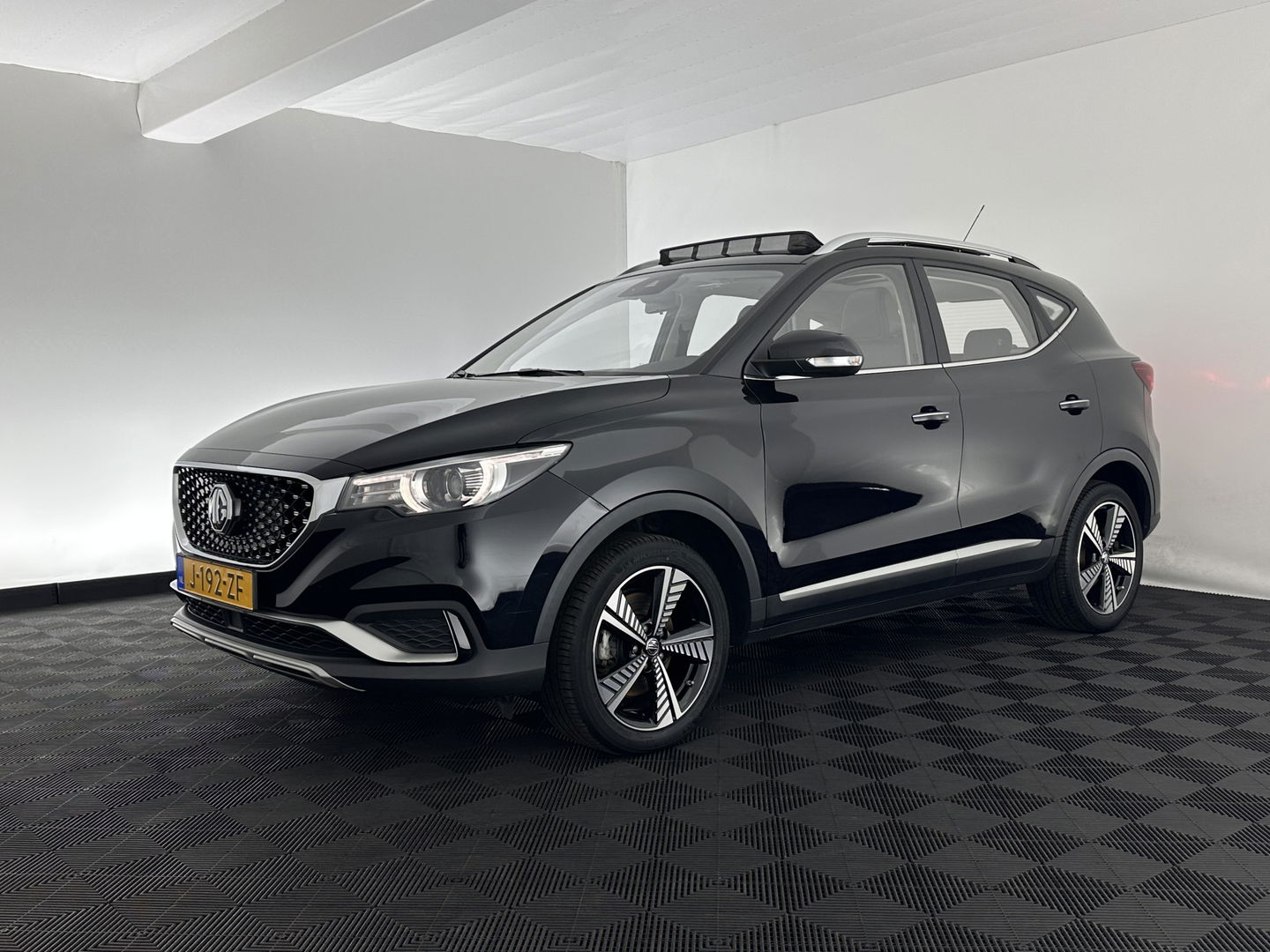 MG ZS EV Luxury 45 kWh {SOH-90%} (INCL-BTW) Aut. *PANO | LEATHER | CCS-FASTLOADER | KEYLESS | NAVI-FULLMAP | ADAPTIVE-CRUISE | CAMERA | HEATED-SPORTSEATS | CARPLAY | BLINDSPOT | DAB | LANE-ASSIST | 17''ALU*