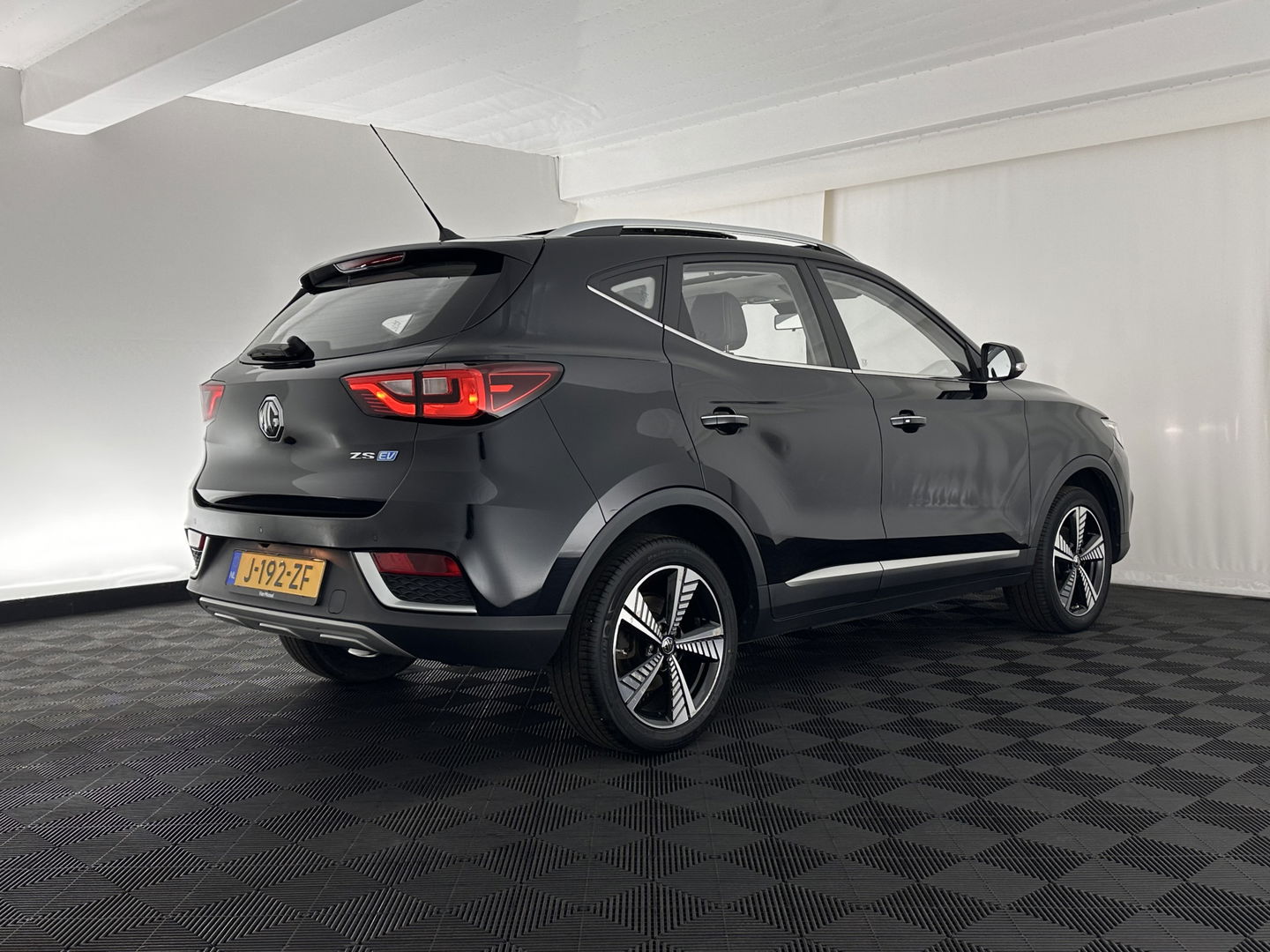MG ZS EV Luxury 45 kWh {SOH-90%} (INCL-BTW) Aut. *PANO | LEATHER | CCS-FASTLOADER | KEYLESS | NAVI-FULLMAP | ADAPTIVE-CRUISE | CAMERA | HEATED-SPORTSEATS | CARPLAY | BLINDSPOT | DAB | LANE-ASSIST | 17''ALU*