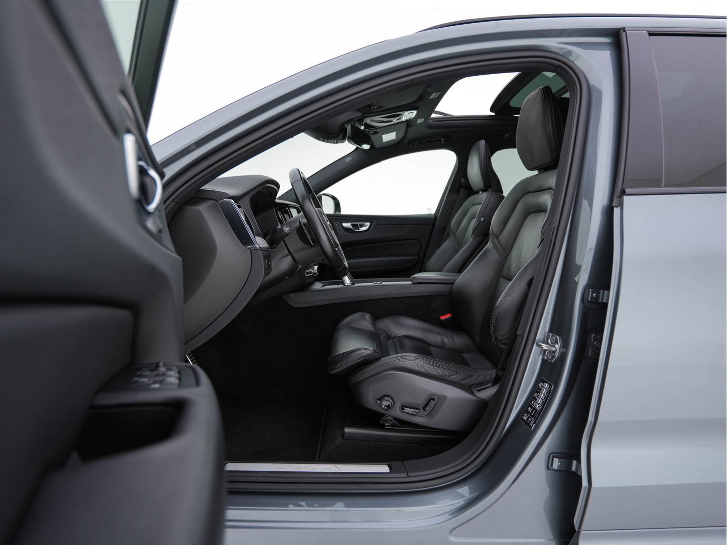 Volvo XC60 2.0 B5 Business Pro R-Design (INCL.BTW) Aut. *PANO | LUXURY-LEATHER | FULL-LEATHER | MEMORY-PACK | HEATED-SPORTSEATS | CAMERA | NAVI-FULLMAP | SHIFT-PADDLES | PRIVACY-GLASS | AIR-SUSPENSION | ECC | PDC | CRUISE | 19''ALU