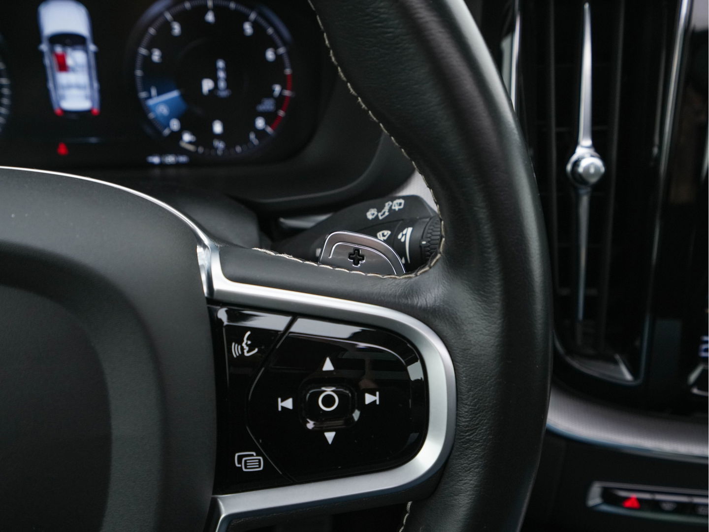 Volvo XC60 2.0 B5 Business Pro R-Design (INCL.BTW) Aut. *PANO | LUXURY-LEATHER | FULL-LEATHER | MEMORY-PACK | HEATED-SPORTSEATS | CAMERA | NAVI-FULLMAP | SHIFT-PADDLES | PRIVACY-GLASS | AIR-SUSPENSION | ECC | PDC | CRUISE | 19''ALU