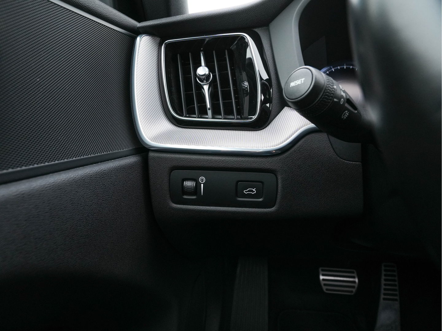 Volvo XC60 2.0 B5 Business Pro R-Design (INCL.BTW) Aut. *PANO | LUXURY-LEATHER | FULL-LEATHER | MEMORY-PACK | HEATED-SPORTSEATS | CAMERA | NAVI-FULLMAP | SHIFT-PADDLES | PRIVACY-GLASS | AIR-SUSPENSION | ECC | PDC | CRUISE | 19''ALU