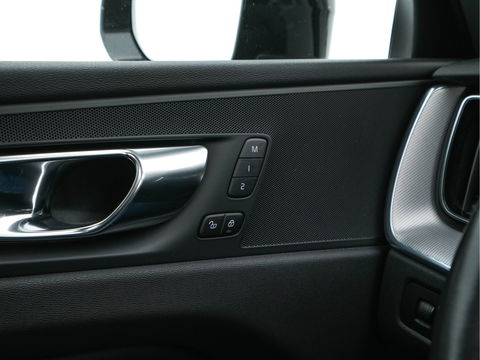 Volvo XC60 2.0 B5 Business Pro R-Design (INCL.BTW) Aut. *PANO | LUXURY-LEATHER | FULL-LEATHER | MEMORY-PACK | HEATED-SPORTSEATS | CAMERA | NAVI-FULLMAP | SHIFT-PADDLES | PRIVACY-GLASS | AIR-SUSPENSION | ECC | PDC | CRUISE | 19''ALU