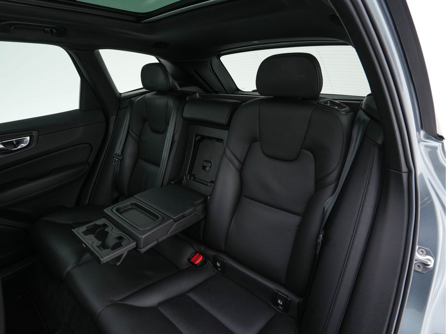 Volvo XC60 2.0 B5 Business Pro R-Design (INCL.BTW) Aut. *PANO | LUXURY-LEATHER | FULL-LEATHER | MEMORY-PACK | HEATED-SPORTSEATS | CAMERA | NAVI-FULLMAP | SHIFT-PADDLES | PRIVACY-GLASS | AIR-SUSPENSION | ECC | PDC | CRUISE | 19''ALU