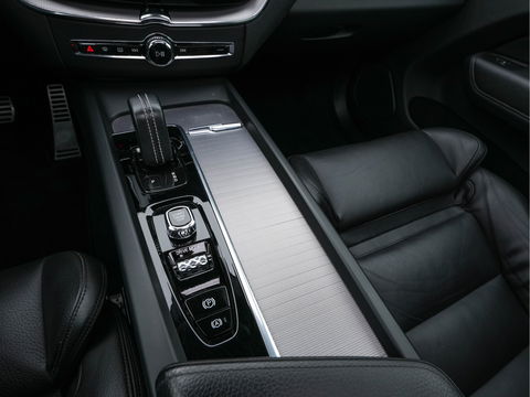 Volvo XC60 2.0 B5 Business Pro R-Design (INCL.BTW) Aut. *PANO | LUXURY-LEATHER | FULL-LEATHER | MEMORY-PACK | HEATED-SPORTSEATS | CAMERA | NAVI-FULLMAP | SHIFT-PADDLES | PRIVACY-GLASS | AIR-SUSPENSION | ECC | PDC | CRUISE | 19''ALU