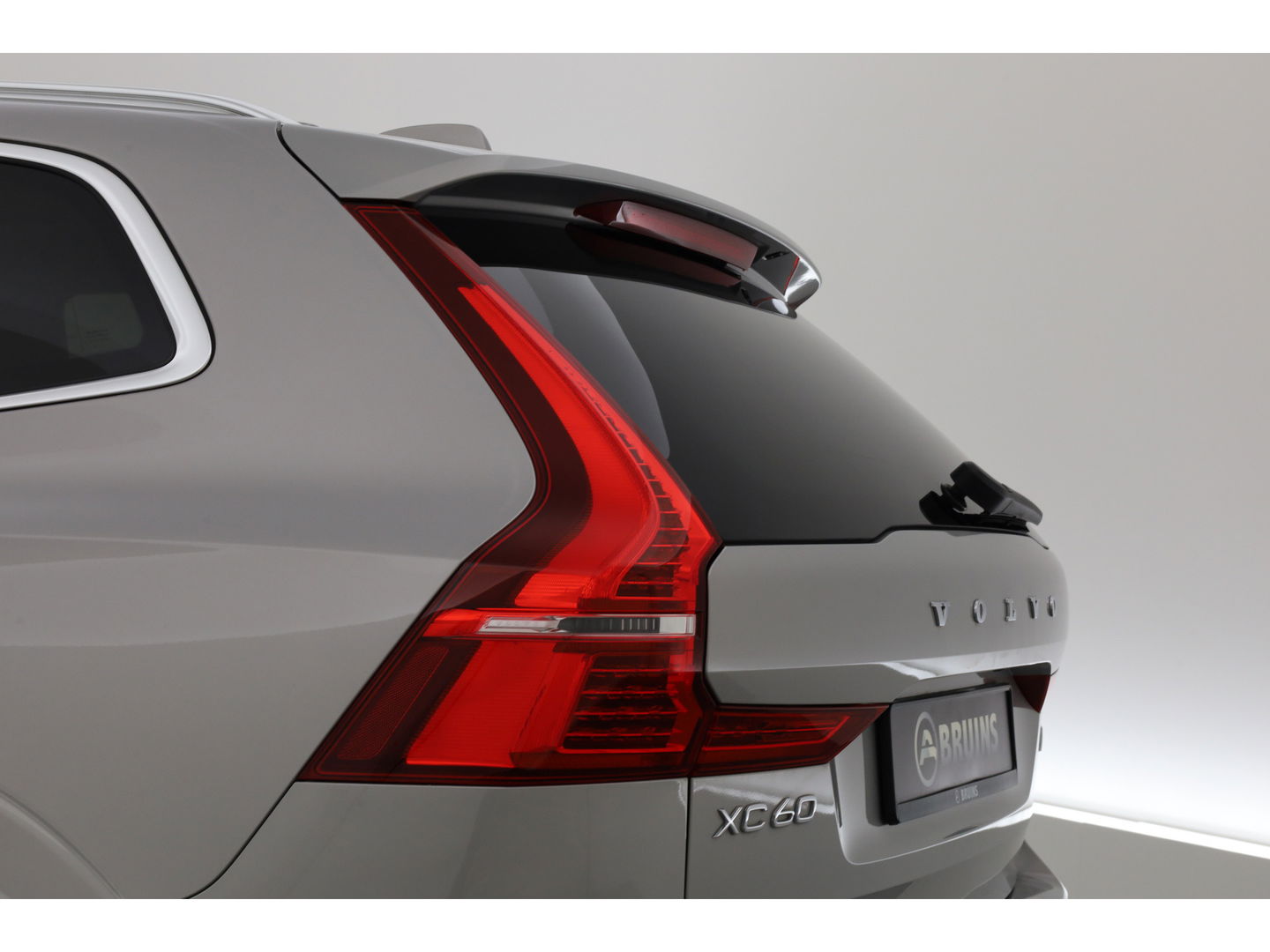 Volvo XC60 2.0 T6 Plug-in hybrid AWD Plus Bright | SOH 99.5 % | Long Range | Leer | ACC | Stoel + stuurverw. | 20 inch | camera |