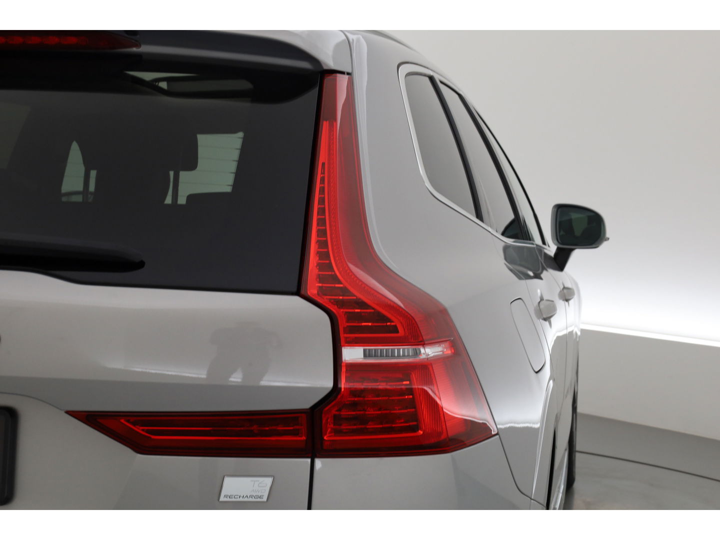 Volvo XC60 2.0 T6 Plug-in hybrid AWD Plus Bright | SOH 99.5 % | Long Range | Leer | ACC | Stoel + stuurverw. | 20 inch | camera |