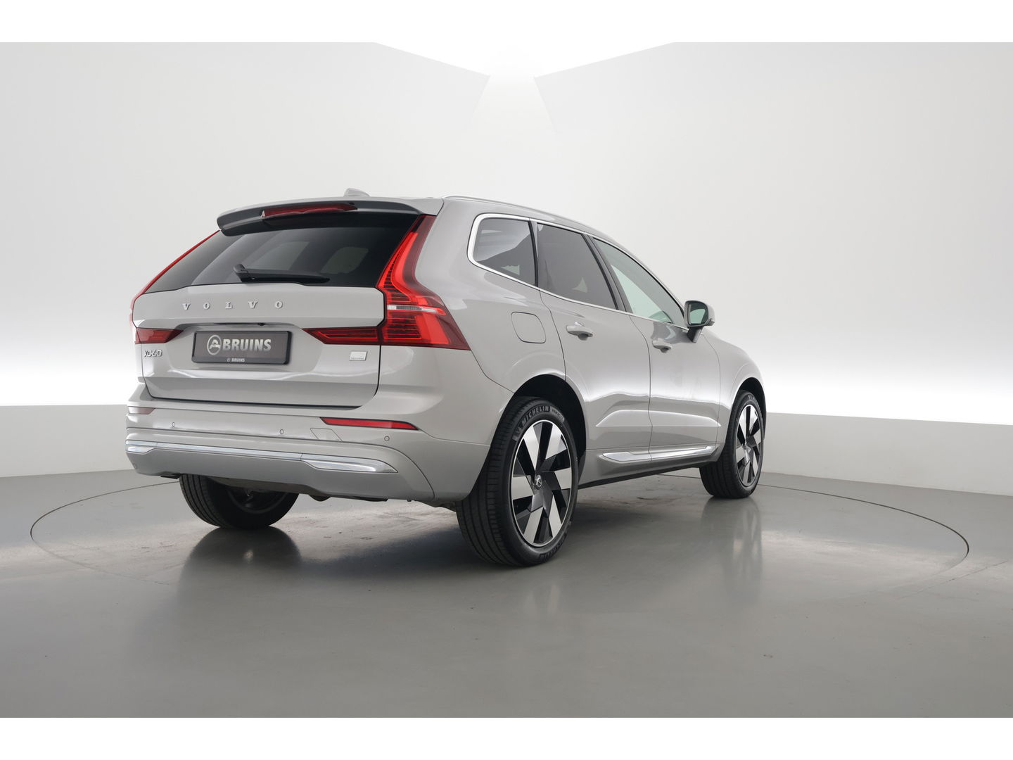Volvo XC60 2.0 T6 Plug-in hybrid AWD Plus Bright | SOH 99.5 % | Long Range | Leer | ACC | Stoel + stuurverw. | 20 inch | camera |