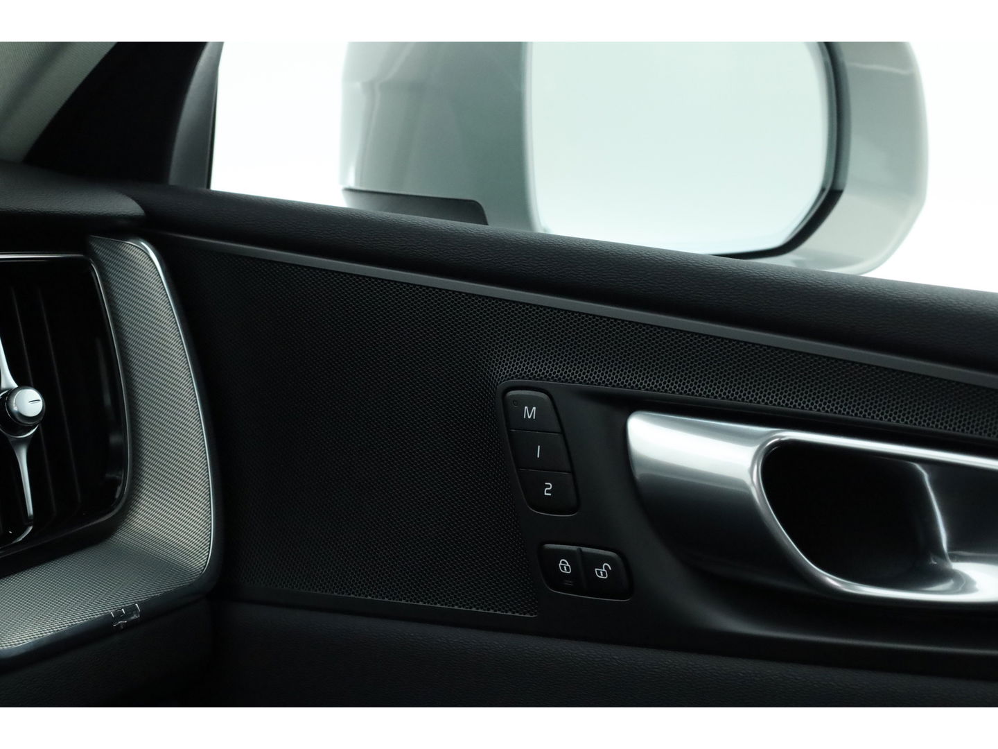 Volvo XC60 2.0 T6 Plug-in hybrid AWD Plus Bright | SOH 99.5 % | Long Range | Leer | ACC | Stoel + stuurverw. | 20 inch | camera |