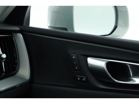 Volvo XC60 2.0 T6 Plug-in hybrid AWD Plus Bright | SOH 99.5 % | Long Range | Leer | ACC | Stoel + stuurverw. | 20 inch | camera |