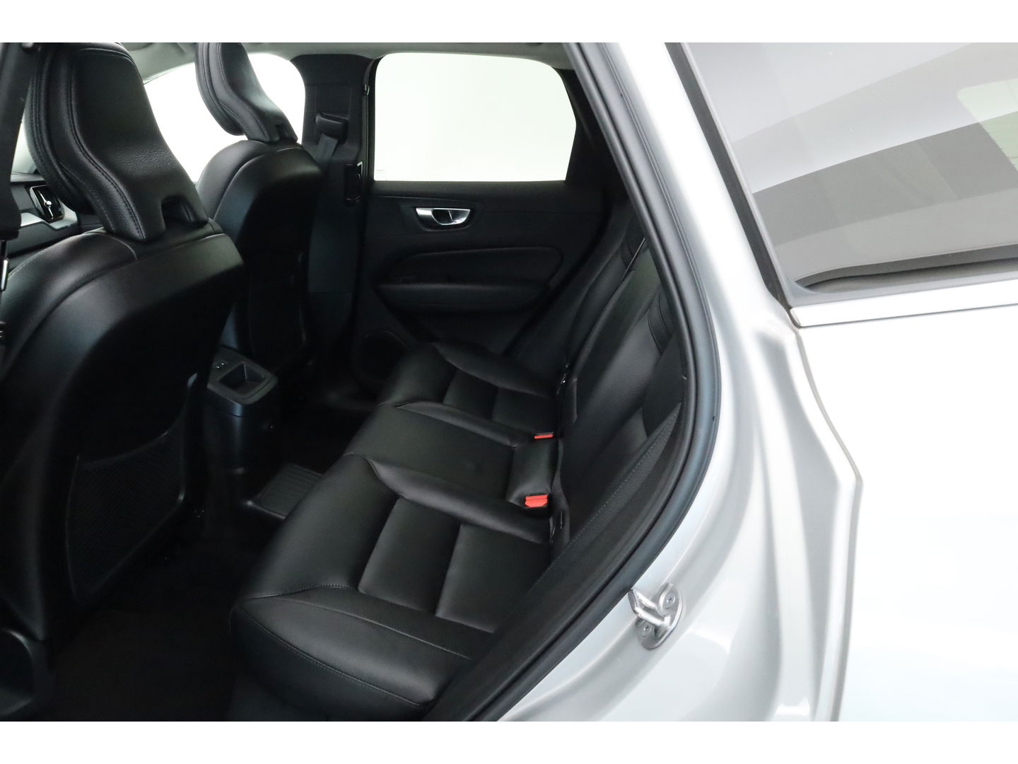 Volvo XC60 2.0 T6 Plug-in hybrid AWD Plus Bright | SOH 99.5 % | Long Range | Leer | ACC | Stoel + stuurverw. | 20 inch | camera |