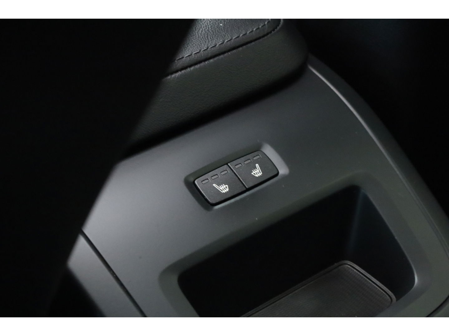 Volvo XC60 2.0 T6 Plug-in hybrid AWD Plus Bright | SOH 99.5 % | Long Range | Leer | ACC | Stoel + stuurverw. | 20 inch | camera |