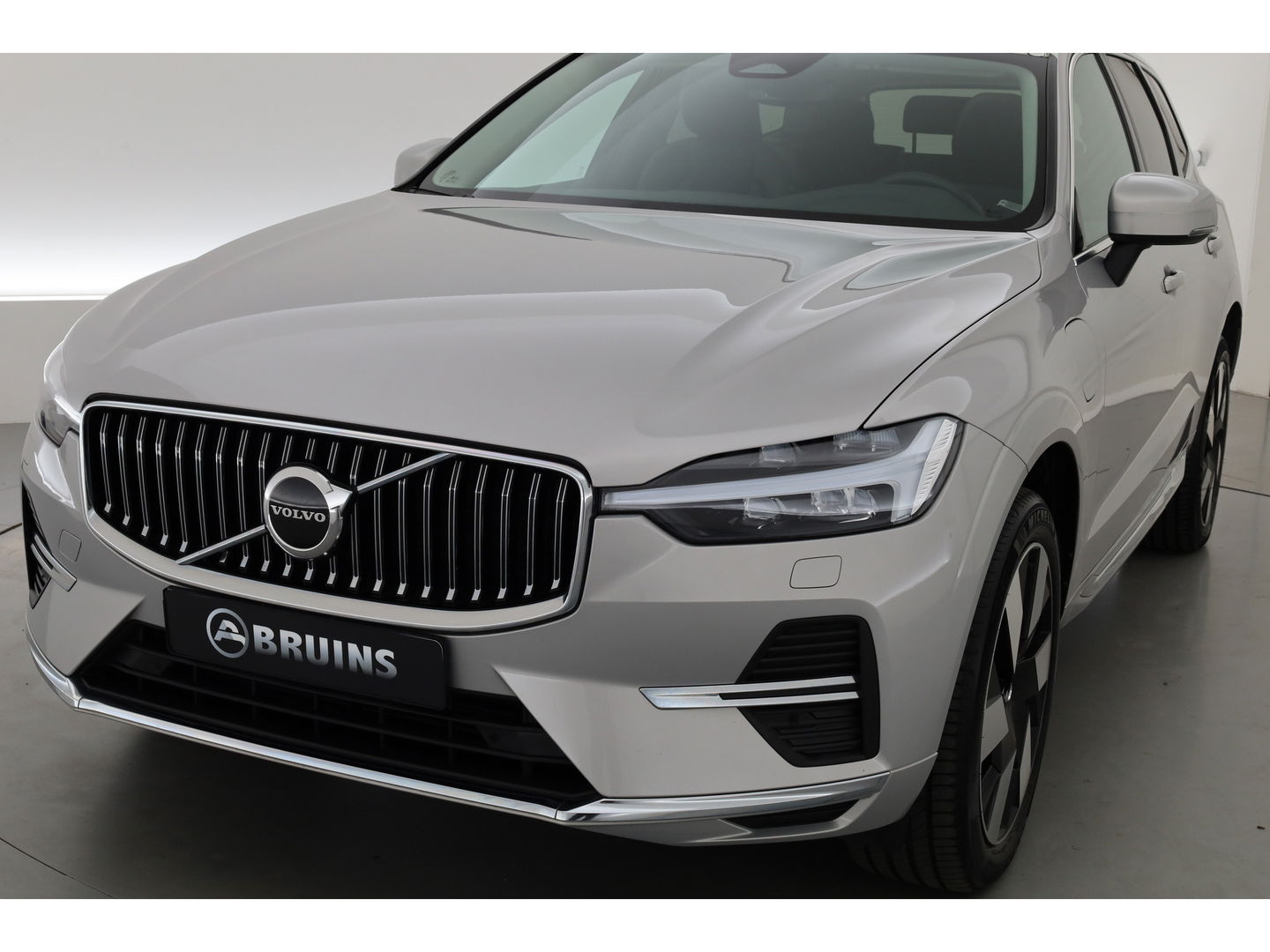 Volvo XC60 2.0 T6 Plug-in hybrid AWD Plus Bright | SOH 99.5 % | Long Range | Leer | ACC | Stoel + stuurverw. | 20 inch | camera |