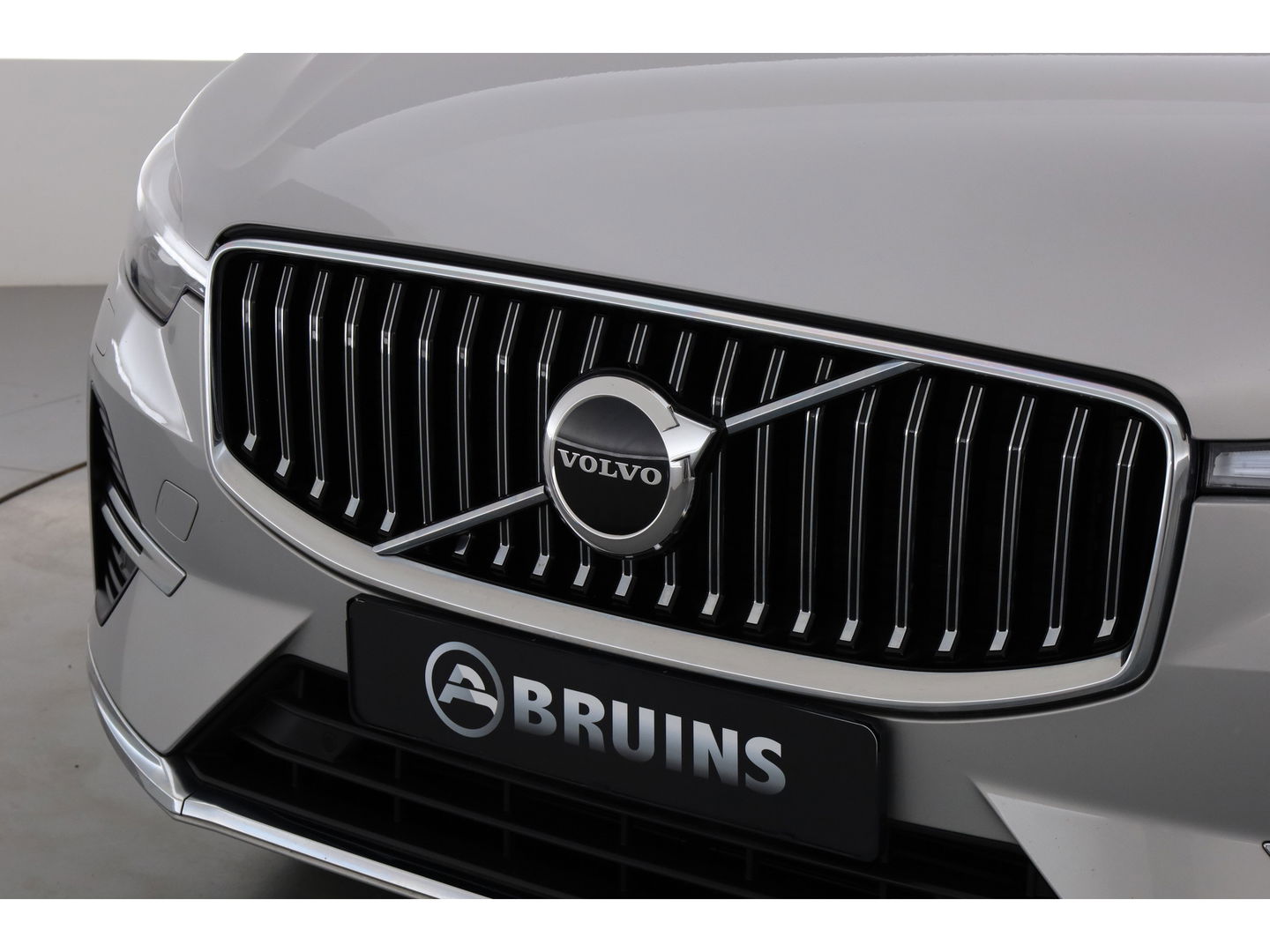 Volvo XC60 2.0 T6 Plug-in hybrid AWD Plus Bright | SOH 99.5 % | Long Range | Leer | ACC | Stoel + stuurverw. | 20 inch | camera |