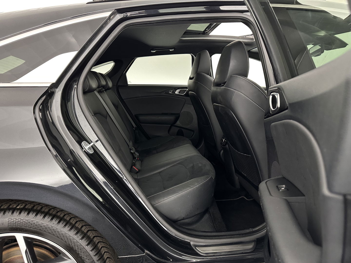 Kia ProCeed 1.0 T-GDI GT-Line (INCL-BTW) *PANO | LEATHER-ALCANTARA  | FULL-LED | SPORTSEATS | NAVI-FULLMAP | CAMERA | ECC | PRIVACYGLASS | LANE-ASSIST | DAB+ | CARPLAY | PDC | KEYLESS | CRUISE | TOWBAR | 17''ALU*