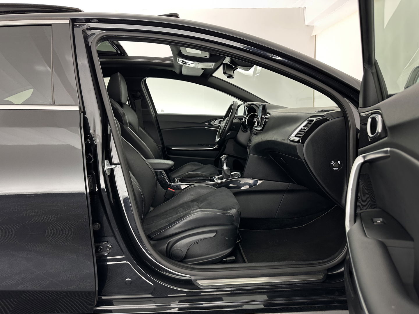 Kia ProCeed 1.0 T-GDI GT-Line (INCL-BTW) *PANO | LEATHER-ALCANTARA  | FULL-LED | SPORTSEATS | NAVI-FULLMAP | CAMERA | ECC | PRIVACYGLASS | LANE-ASSIST | DAB+ | CARPLAY | PDC | KEYLESS | CRUISE | TOWBAR | 17''ALU*