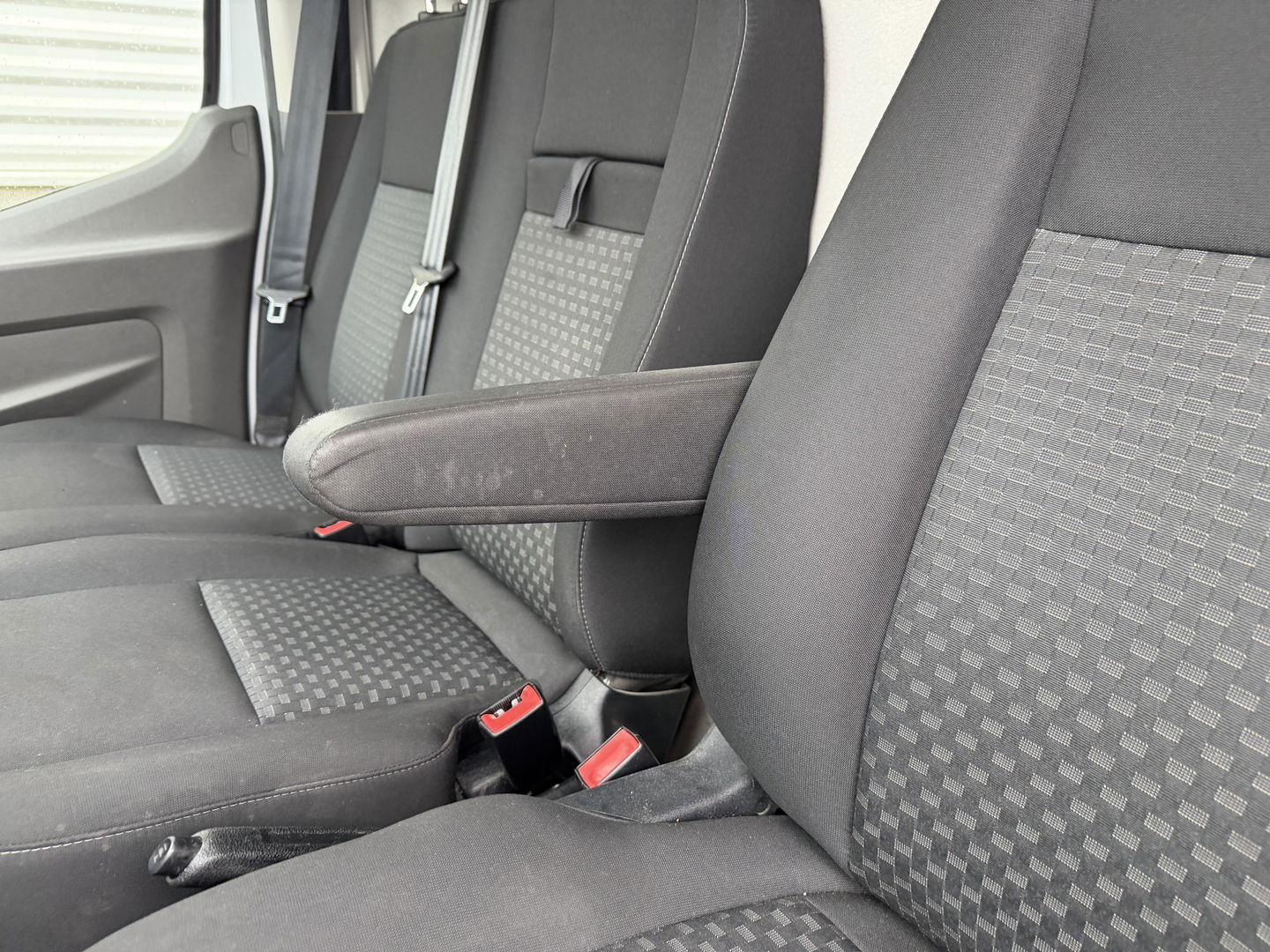 Ford Transit 310 2.0 TDCI L2H2 Trend / vaste prijs rijklaar € 18.950 ex btw / euro 6 / bpm vrij / lease vanaf € 319 / imperial + trap / airco / cruise / pdc voor en achter / trekhaak 2450 kg