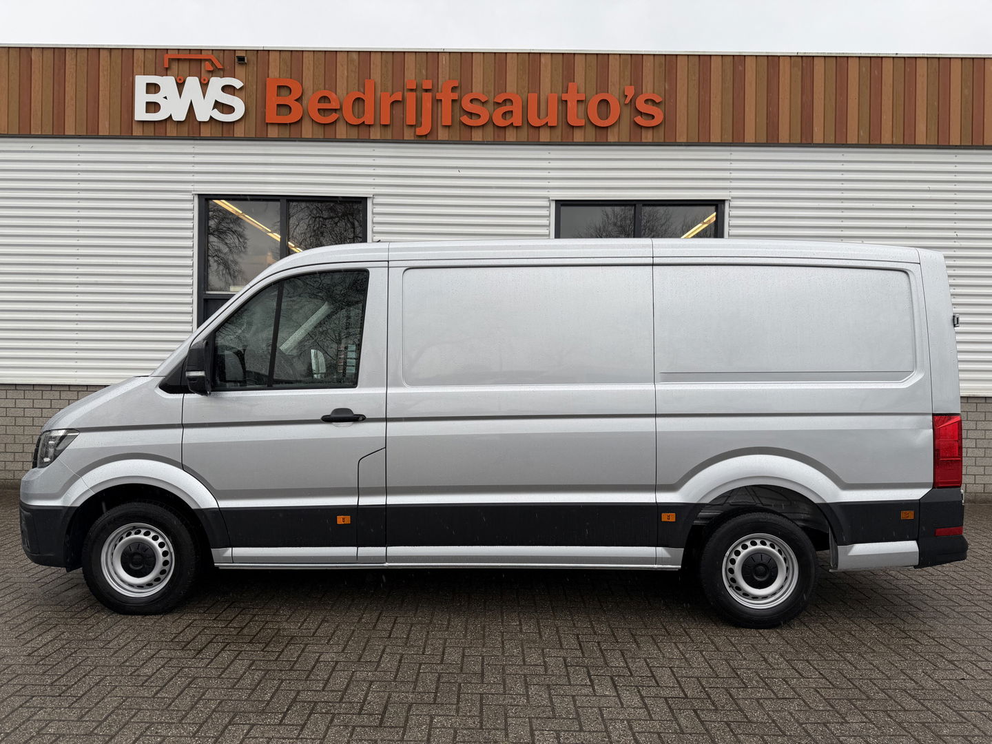 Volkswagen Crafter 35 2.0 TDI L3H2 Comfortline ( voorheen L2H1 ) / vaste prijs rijklaar € 17.950 ex btw / euro 6 / bpm vrij / lease vanaf € 302 / zilver metallic / airco / cruise / navigatie !