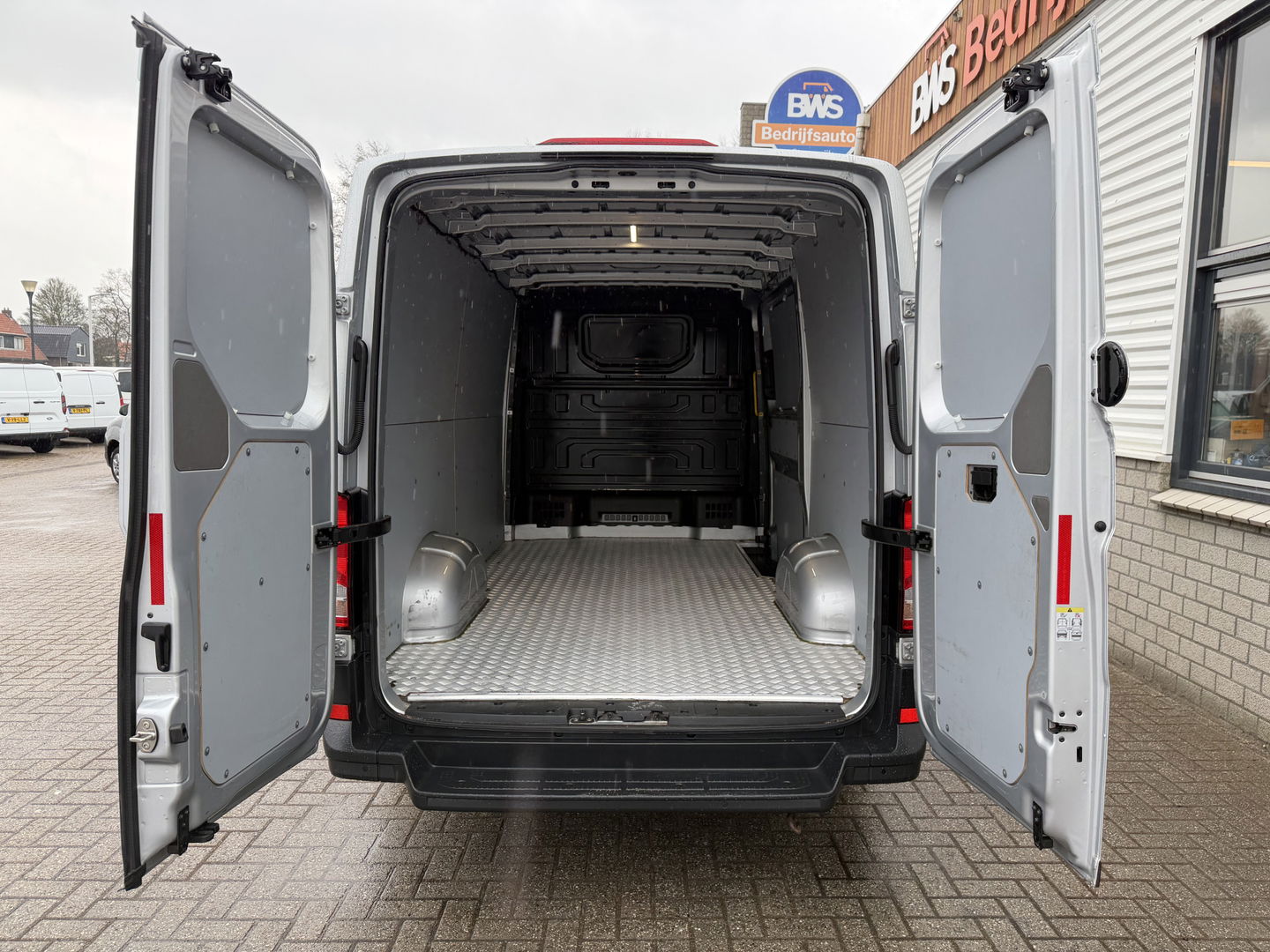 Volkswagen Crafter 35 2.0 TDI L3H2 Comfortline ( voorheen L2H1 ) / vaste prijs rijklaar € 17.950 ex btw / euro 6 / bpm vrij / lease vanaf € 302 / zilver metallic / airco / cruise / navigatie !