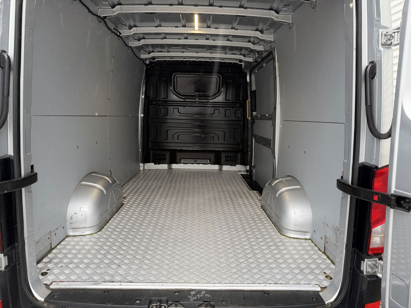 Volkswagen Crafter 35 2.0 TDI L3H2 Comfortline ( voorheen L2H1 ) / vaste prijs rijklaar € 17.950 ex btw / euro 6 / bpm vrij / lease vanaf € 302 / zilver metallic / airco / cruise / navigatie !