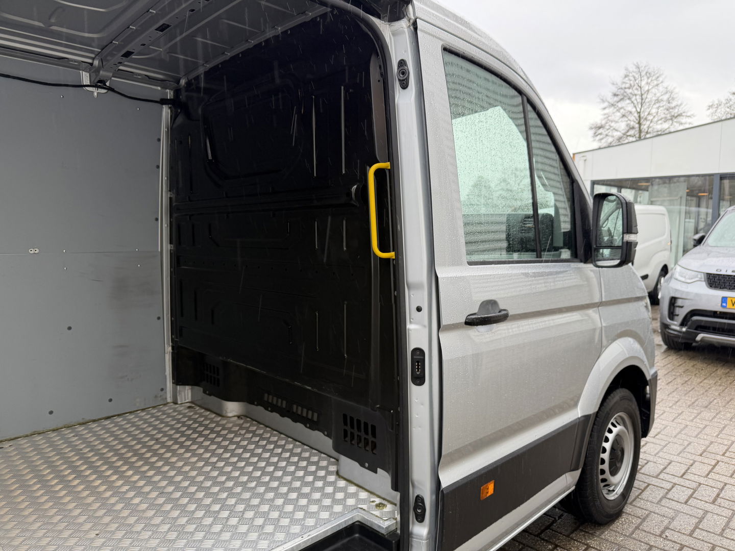 Volkswagen Crafter 35 2.0 TDI L3H2 Comfortline ( voorheen L2H1 ) / vaste prijs rijklaar € 17.950 ex btw / euro 6 / bpm vrij / lease vanaf € 302 / zilver metallic / airco / cruise / navigatie !