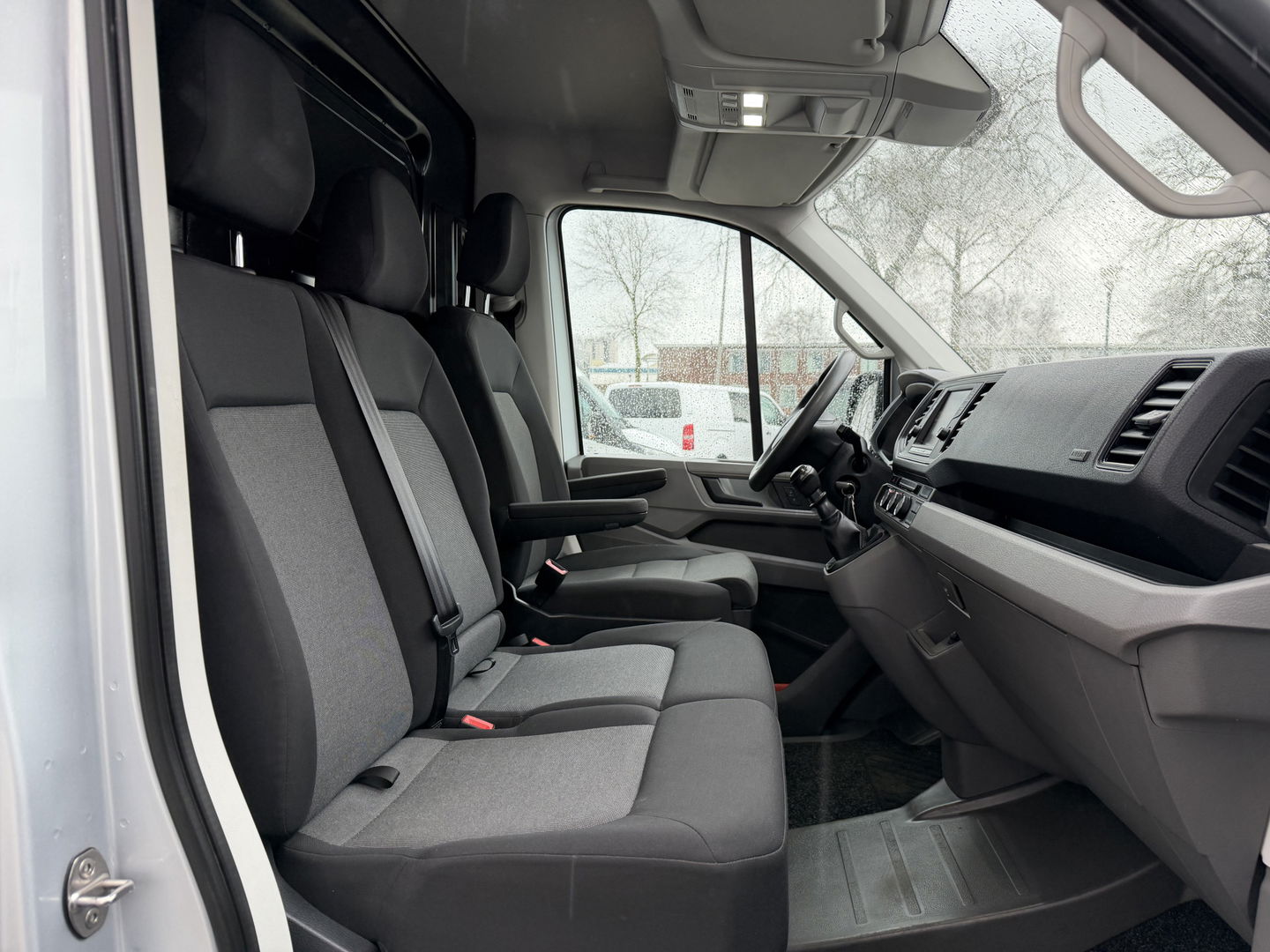 Volkswagen Crafter 35 2.0 TDI L3H2 Comfortline ( voorheen L2H1 ) / vaste prijs rijklaar € 17.950 ex btw / euro 6 / bpm vrij / lease vanaf € 302 / zilver metallic / airco / cruise / navigatie !