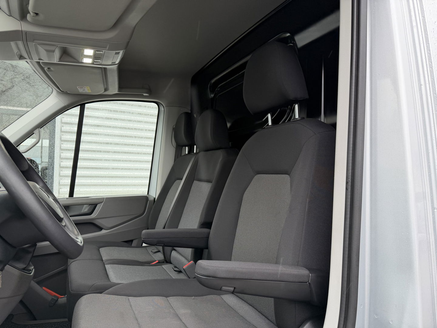 Volkswagen Crafter 35 2.0 TDI L3H2 Comfortline ( voorheen L2H1 ) / vaste prijs rijklaar € 17.950 ex btw / euro 6 / bpm vrij / lease vanaf € 302 / zilver metallic / airco / cruise / navigatie !