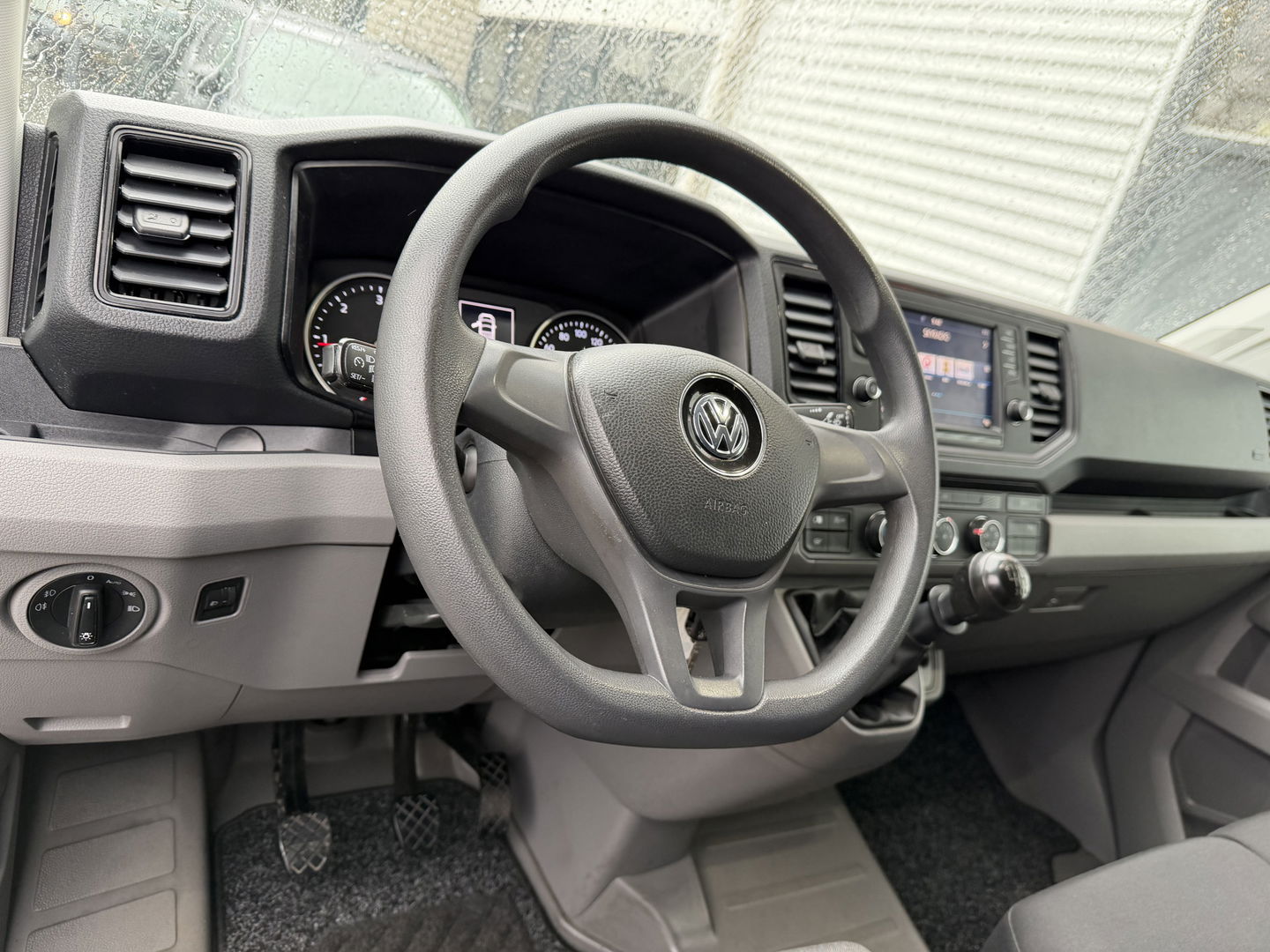 Volkswagen Crafter 35 2.0 TDI L3H2 Comfortline ( voorheen L2H1 ) / vaste prijs rijklaar € 17.950 ex btw / euro 6 / bpm vrij / lease vanaf € 302 / zilver metallic / airco / cruise / navigatie !