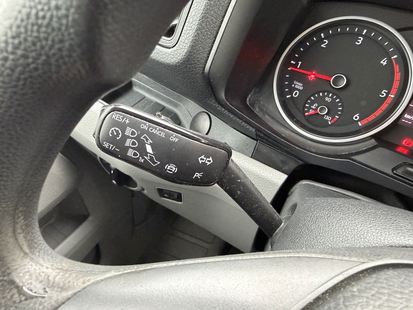 Volkswagen Crafter 35 2.0 TDI L3H2 Comfortline ( voorheen L2H1 ) / vaste prijs rijklaar € 17.950 ex btw / euro 6 / bpm vrij / lease vanaf € 302 / zilver metallic / airco / cruise / navigatie !