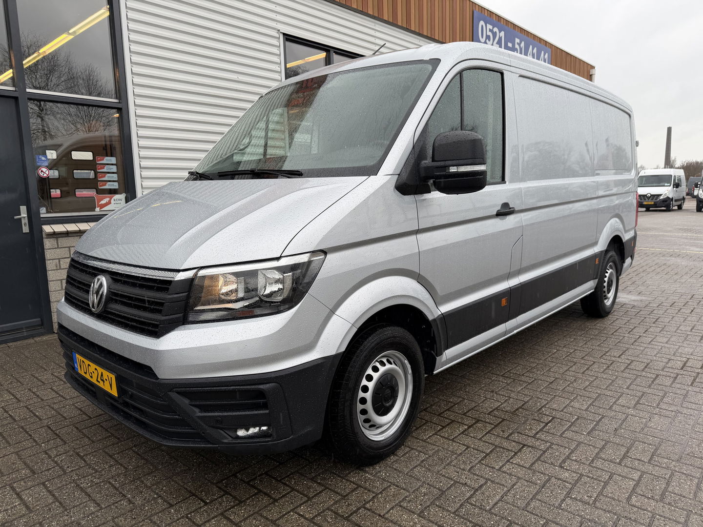 Volkswagen Crafter 35 2.0 TDI L3H2 Comfortline ( voorheen L2H1 ) / vaste prijs rijklaar € 17.950 ex btw / euro 6 / bpm vrij / lease vanaf € 302 / zilver metallic / airco / cruise / navigatie !
