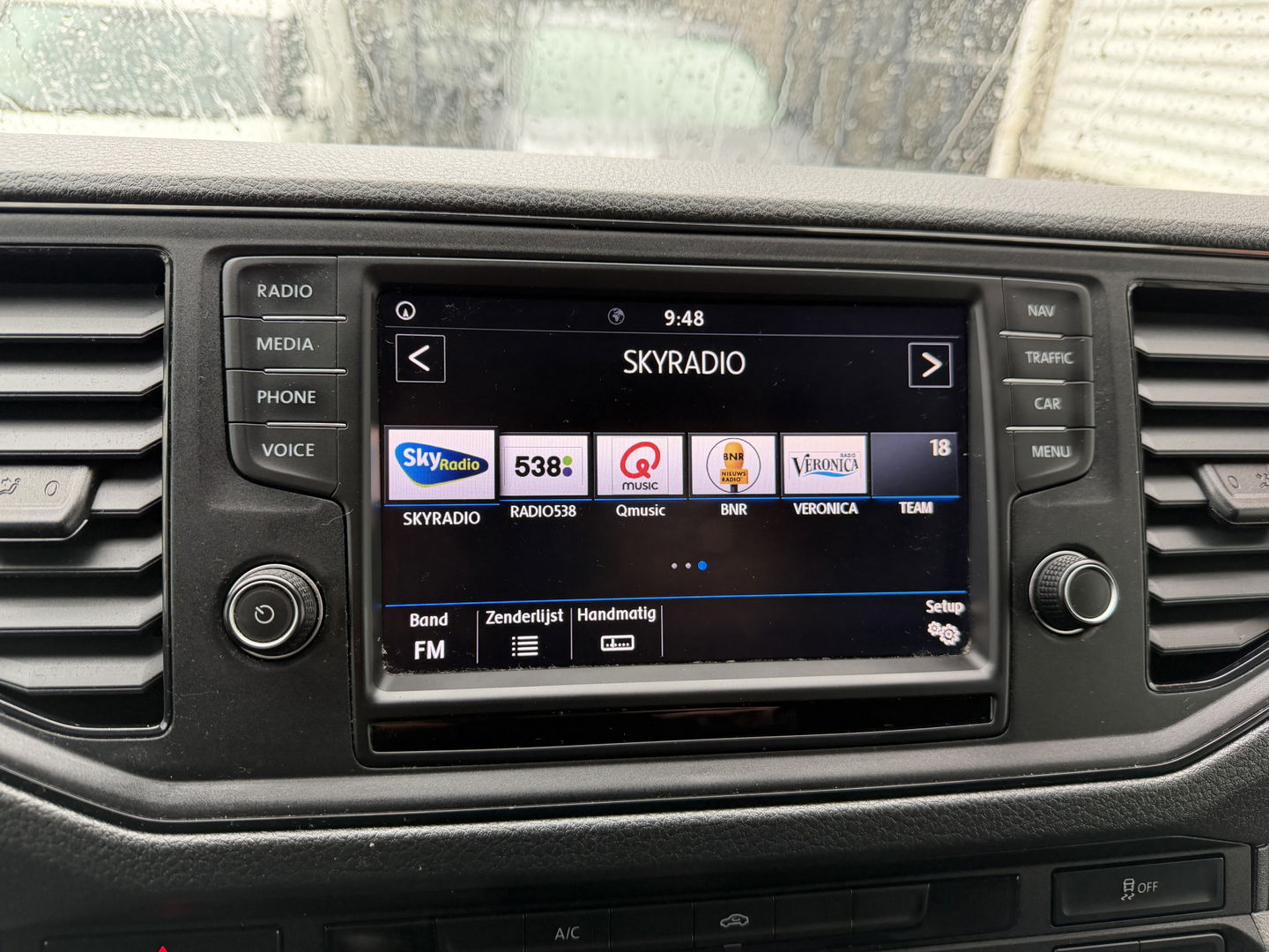 Volkswagen Crafter 35 2.0 TDI L3H2 Comfortline ( voorheen L2H1 ) / vaste prijs rijklaar € 17.950 ex btw / euro 6 / bpm vrij / lease vanaf € 302 / zilver metallic / airco / cruise / navigatie !