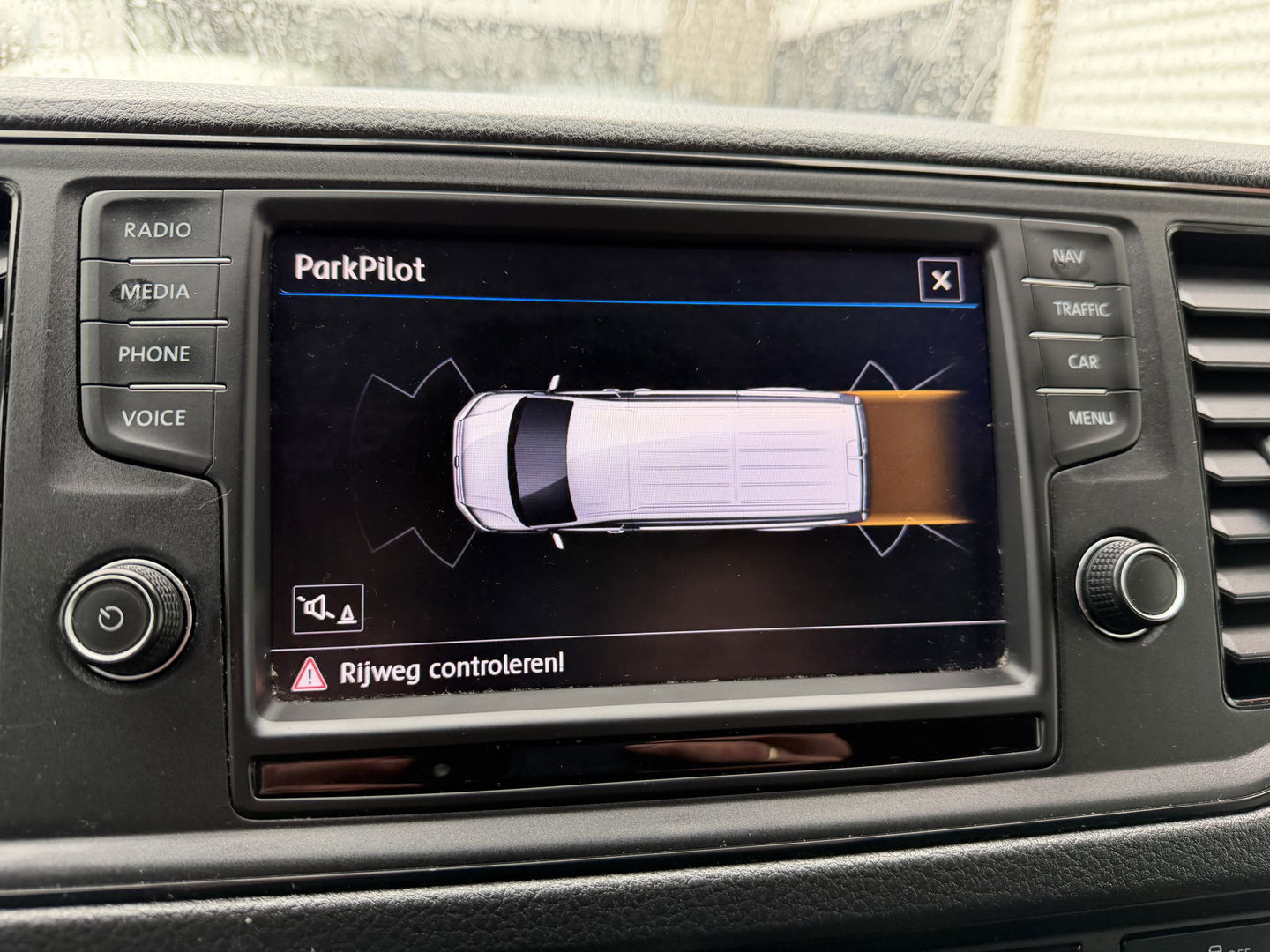 Volkswagen Crafter 35 2.0 TDI L3H2 Comfortline ( voorheen L2H1 ) / vaste prijs rijklaar € 17.950 ex btw / euro 6 / bpm vrij / lease vanaf € 302 / zilver metallic / airco / cruise / navigatie !