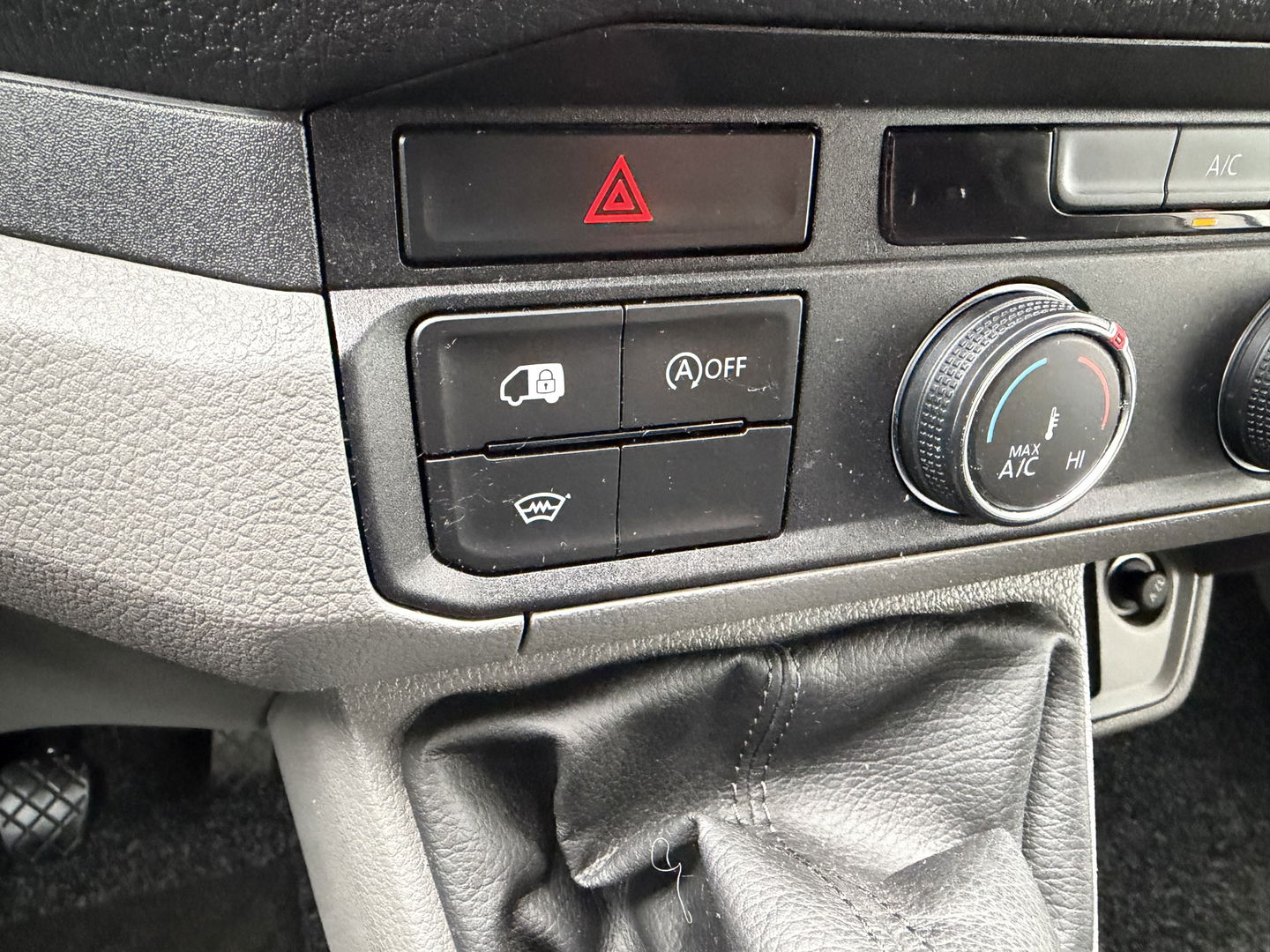 Volkswagen Crafter 35 2.0 TDI L3H2 Comfortline ( voorheen L2H1 ) / vaste prijs rijklaar € 17.950 ex btw / euro 6 / bpm vrij / lease vanaf € 302 / zilver metallic / airco / cruise / navigatie !