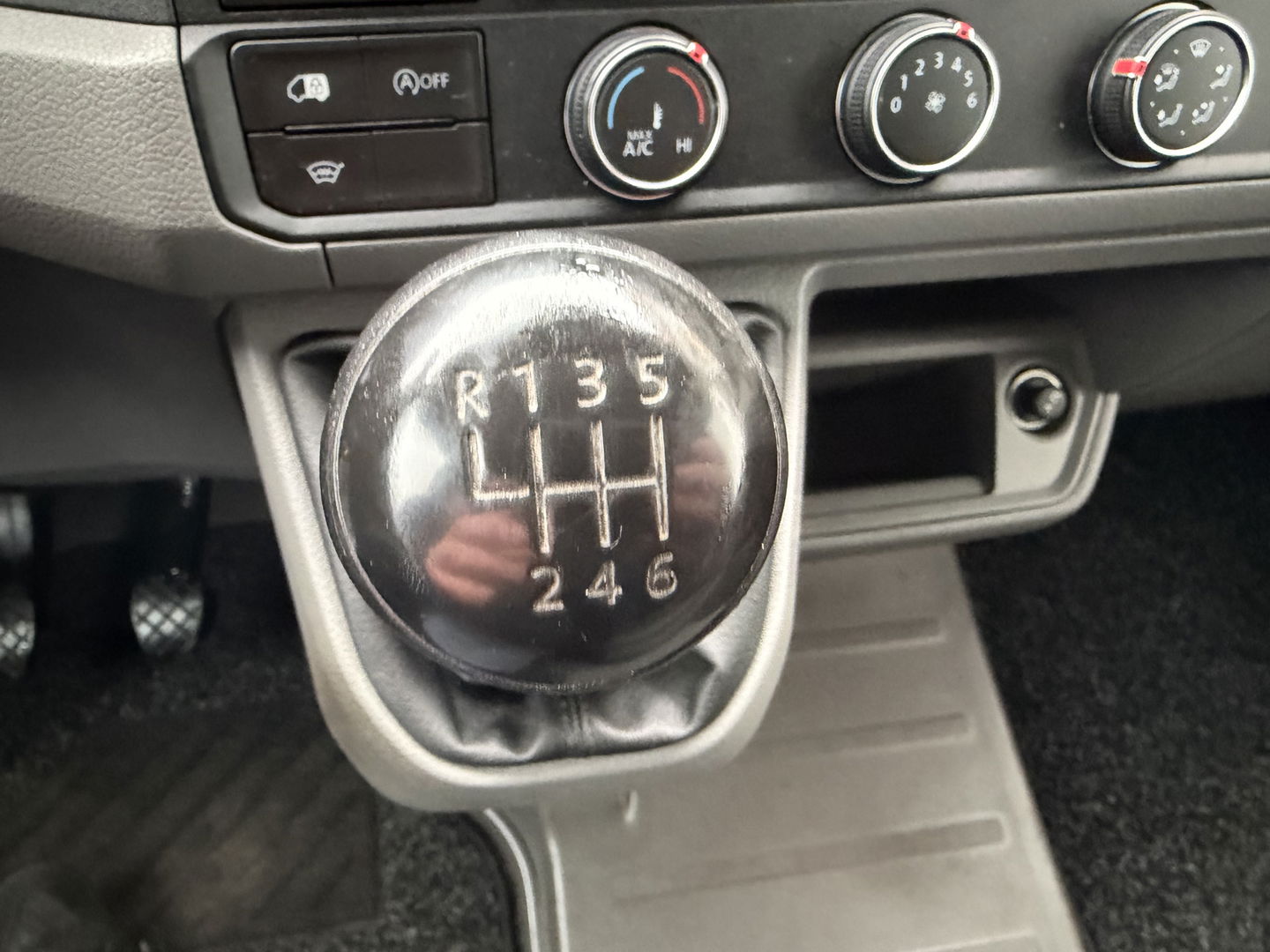 Volkswagen Crafter 35 2.0 TDI L3H2 Comfortline ( voorheen L2H1 ) / vaste prijs rijklaar € 17.950 ex btw / euro 6 / bpm vrij / lease vanaf € 302 / zilver metallic / airco / cruise / navigatie !