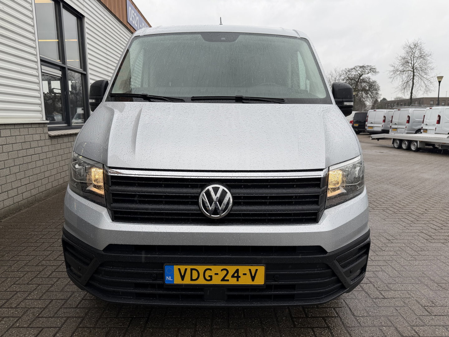 Volkswagen Crafter 35 2.0 TDI L3H2 Comfortline ( voorheen L2H1 ) / vaste prijs rijklaar € 17.950 ex btw / euro 6 / bpm vrij / lease vanaf € 302 / zilver metallic / airco / cruise / navigatie !