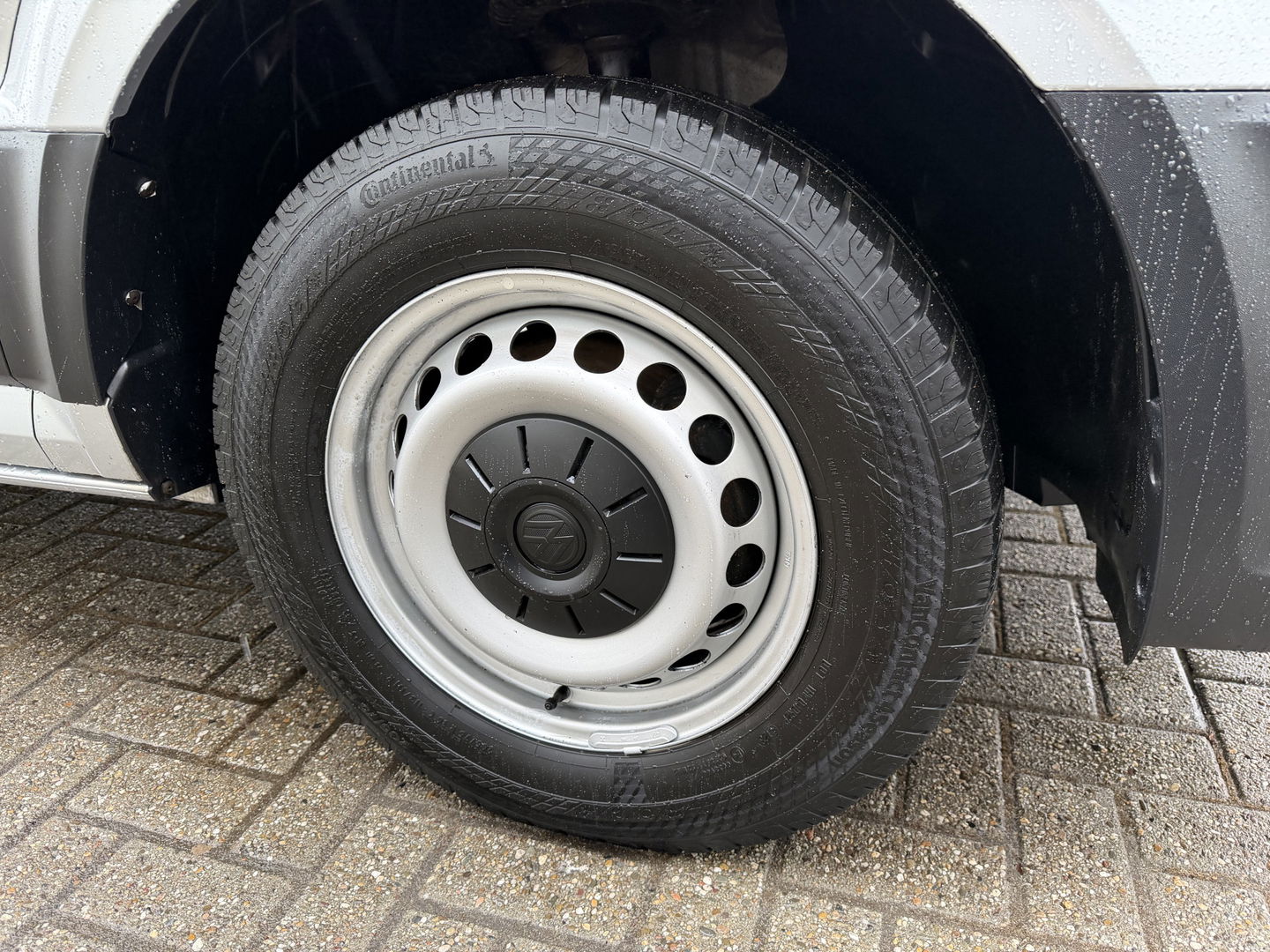 Volkswagen Crafter 35 2.0 TDI L3H2 Comfortline ( voorheen L2H1 ) / vaste prijs rijklaar € 17.950 ex btw / euro 6 / bpm vrij / lease vanaf € 302 / zilver metallic / airco / cruise / navigatie !