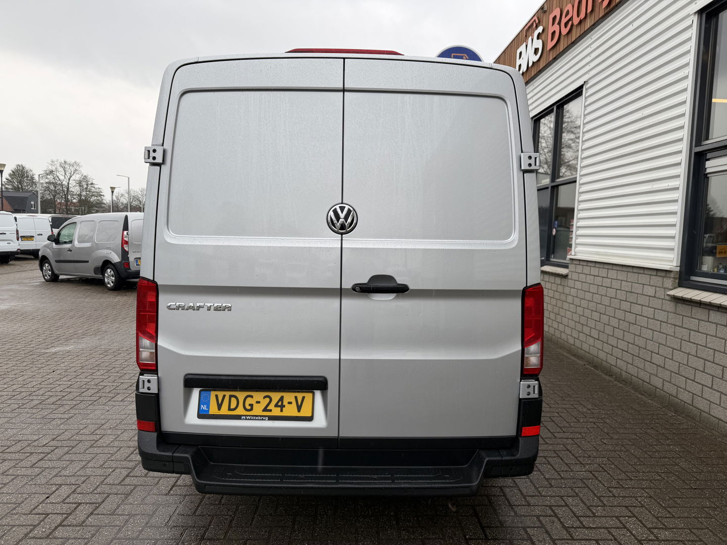 Volkswagen Crafter 35 2.0 TDI L3H2 Comfortline ( voorheen L2H1 ) / vaste prijs rijklaar € 17.950 ex btw / euro 6 / bpm vrij / lease vanaf € 302 / zilver metallic / airco / cruise / navigatie !
