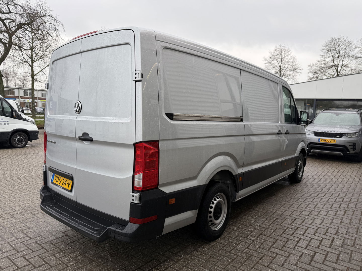 Volkswagen Crafter 35 2.0 TDI L3H2 Comfortline ( voorheen L2H1 ) / vaste prijs rijklaar € 17.950 ex btw / euro 6 / bpm vrij / lease vanaf € 302 / zilver metallic / airco / cruise / navigatie !