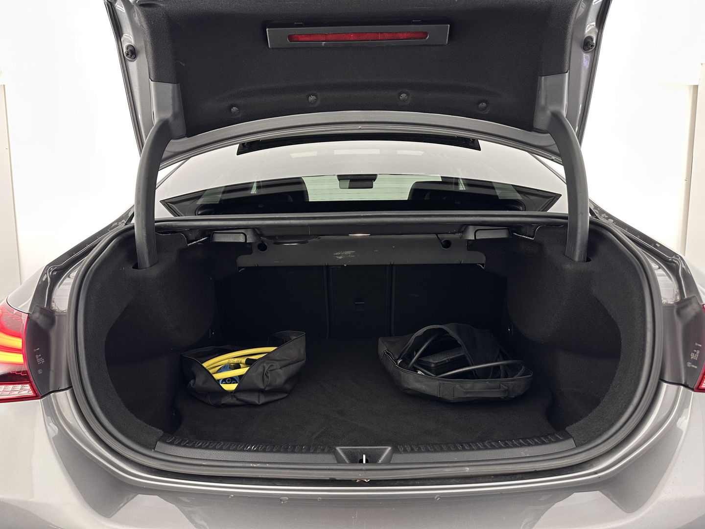 Mercedes-Benz A-Klasse 250 e AMG Limited Business Solution (Plug-in) (INCL-BTW) *PANO | LEATHER-MICROFIBRE | FULL-LED | AMBIENTLIGHT | HEATED-SPORTSEATS | WIDESCREEN-DIGICOCKPIT | DAB+ | NAVI-FULLMAP | CAMERA | PRIVACYGLASS | LANE-ASSIST | DYNAMIC-SELECT | 18'