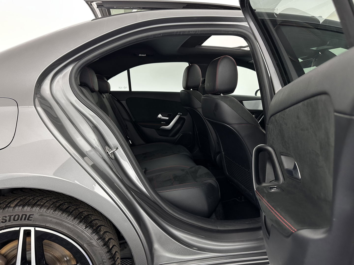 Mercedes-Benz A-Klasse 250 e AMG Limited Business Solution (Plug-in) (INCL-BTW) *PANO | LEATHER-MICROFIBRE | FULL-LED | AMBIENTLIGHT | HEATED-SPORTSEATS | WIDESCREEN-DIGICOCKPIT | DAB+ | NAVI-FULLMAP | CAMERA | PRIVACYGLASS | LANE-ASSIST | DYNAMIC-SELECT | 18'